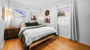 2 bedrooms, iron/ironing board, Internet, bed sheets - Centrally located, sleeps 5 outside Downtown Vancouver (Vancouver)
