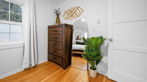 Interior - Centrally located, sleeps 5 outside Downtown Vancouver (Vancouver)