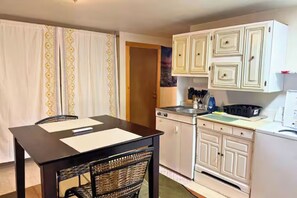 Fridge, microwave, stovetop, coffee/tea maker - Kanab Mid-Term Rental with Red Rock Views - Hiking Trails On Site - Pet Friendly (Kanab)