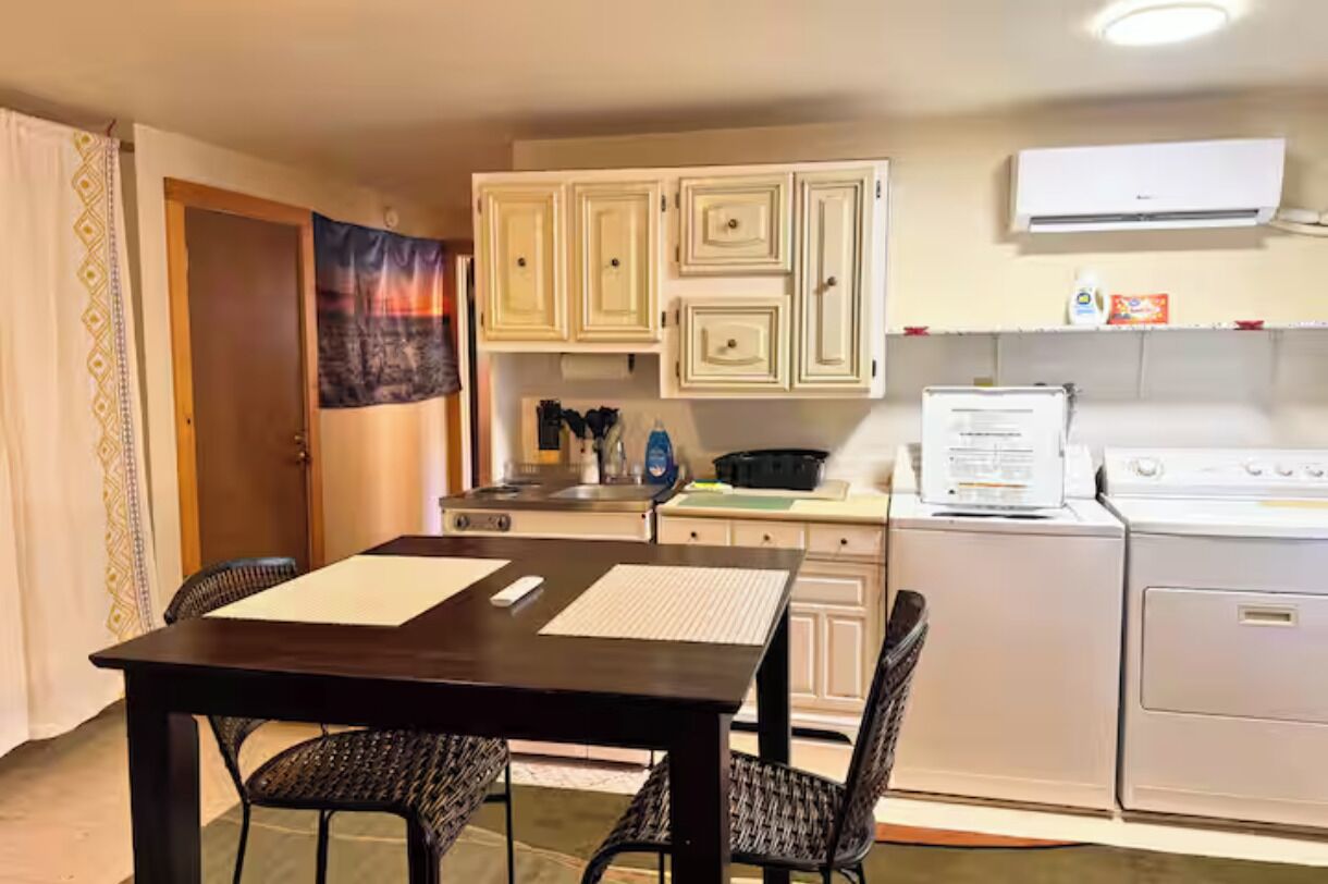 Réfrigérateur, micro-ondes, plaque de cuisson, cafetière/bouilloire