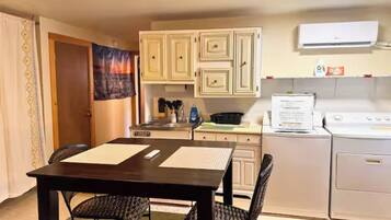 Réfrigérateur, micro-ondes, plaque de cuisson, cafetiÚre/bouilloire