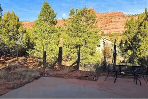 Property grounds - Kanab Mid-Term Rental with Red Rock Views - Hiking Trails On Site - Pet Friendly (Kanab)