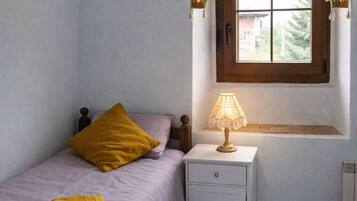 Iron/ironing board, WiFi, bed sheets