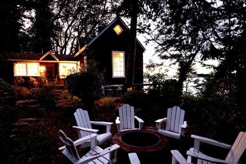 Tranquil 2-bedroom cliff house cottage in charming Coupeville awaits you
