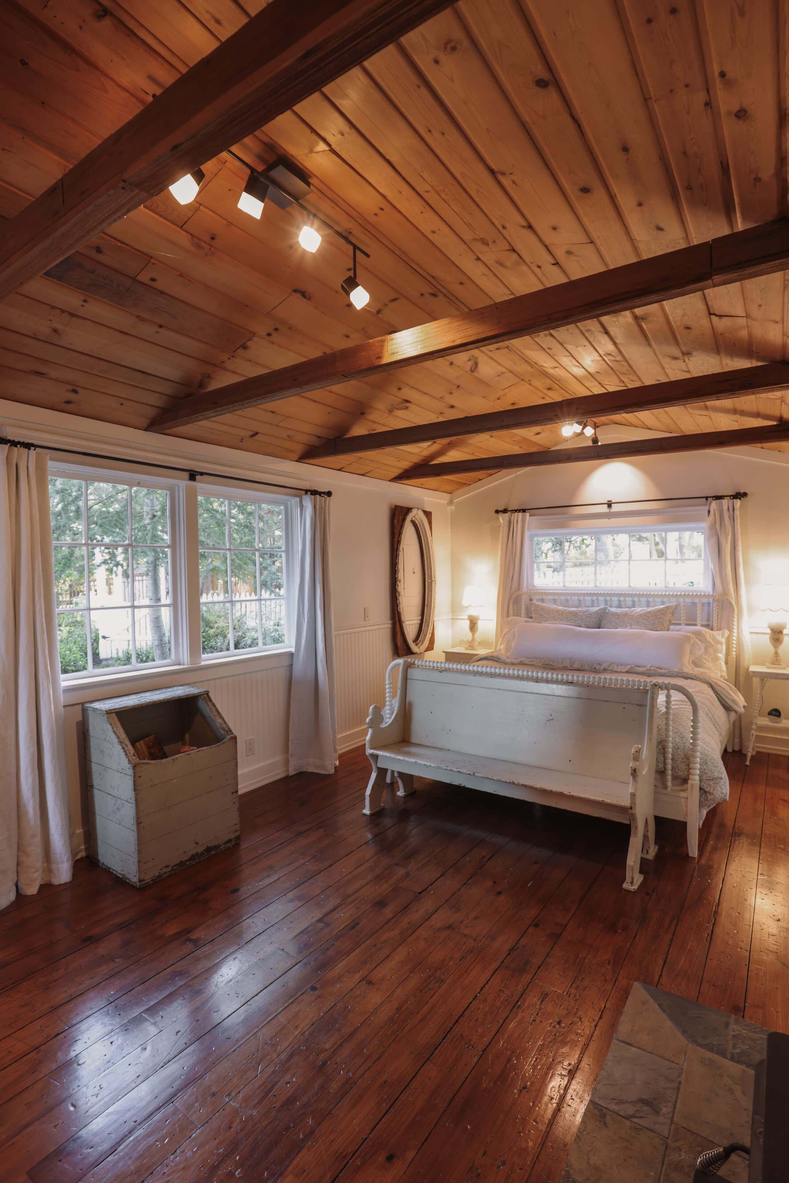 2 bedrooms, internet, bed sheets