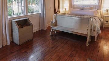 2 bedrooms, internet, bed sheets