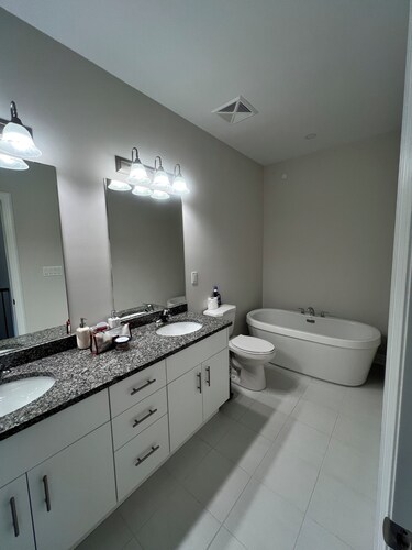 Stylish Three-Level Oakville Townhome Near Toronto with Parking and Balconies
