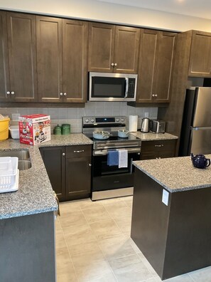 Micro-ondes, four, plaque de cuisson, lave-vaisselle