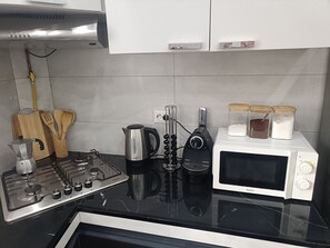 Micro-ondes, plaque de cuisson, serviettes en papier