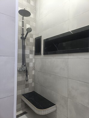 Douche, sèche-cheveux, serviettes fournies, savon