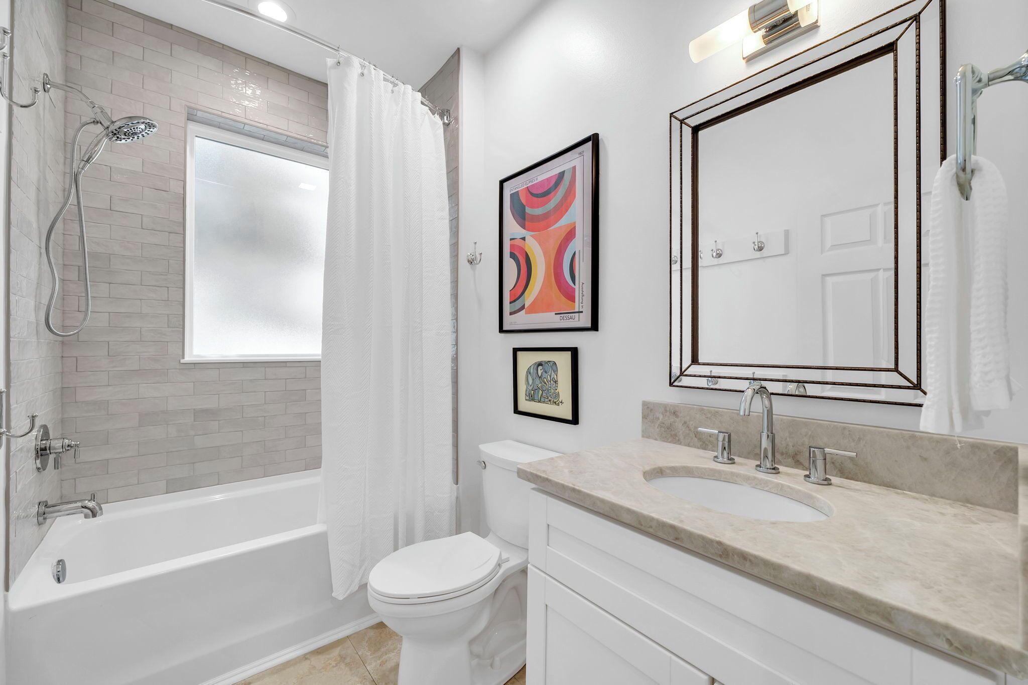 Une salle de bain moderne avec une baignoire, des toilettes et un lavabo.