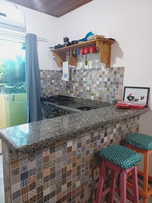 Stovetop - Flat Lua Nova, located in the heart of the village, on the way to the beaches. (Itacaré)