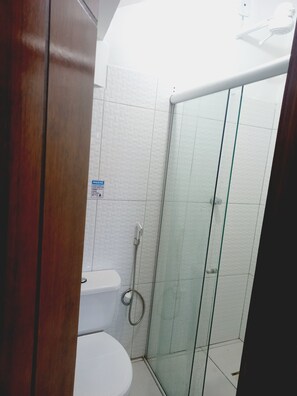 Shower, toilet paper - Flat Lua Nova, located in the heart of the village, on the way to the beaches. (Itacaré)