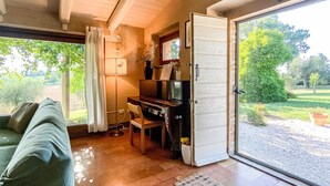 TV - Lovely home in Mombaroccio (Mombaroccio)