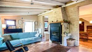 TV - Lovely home in Mombaroccio (Mombaroccio)