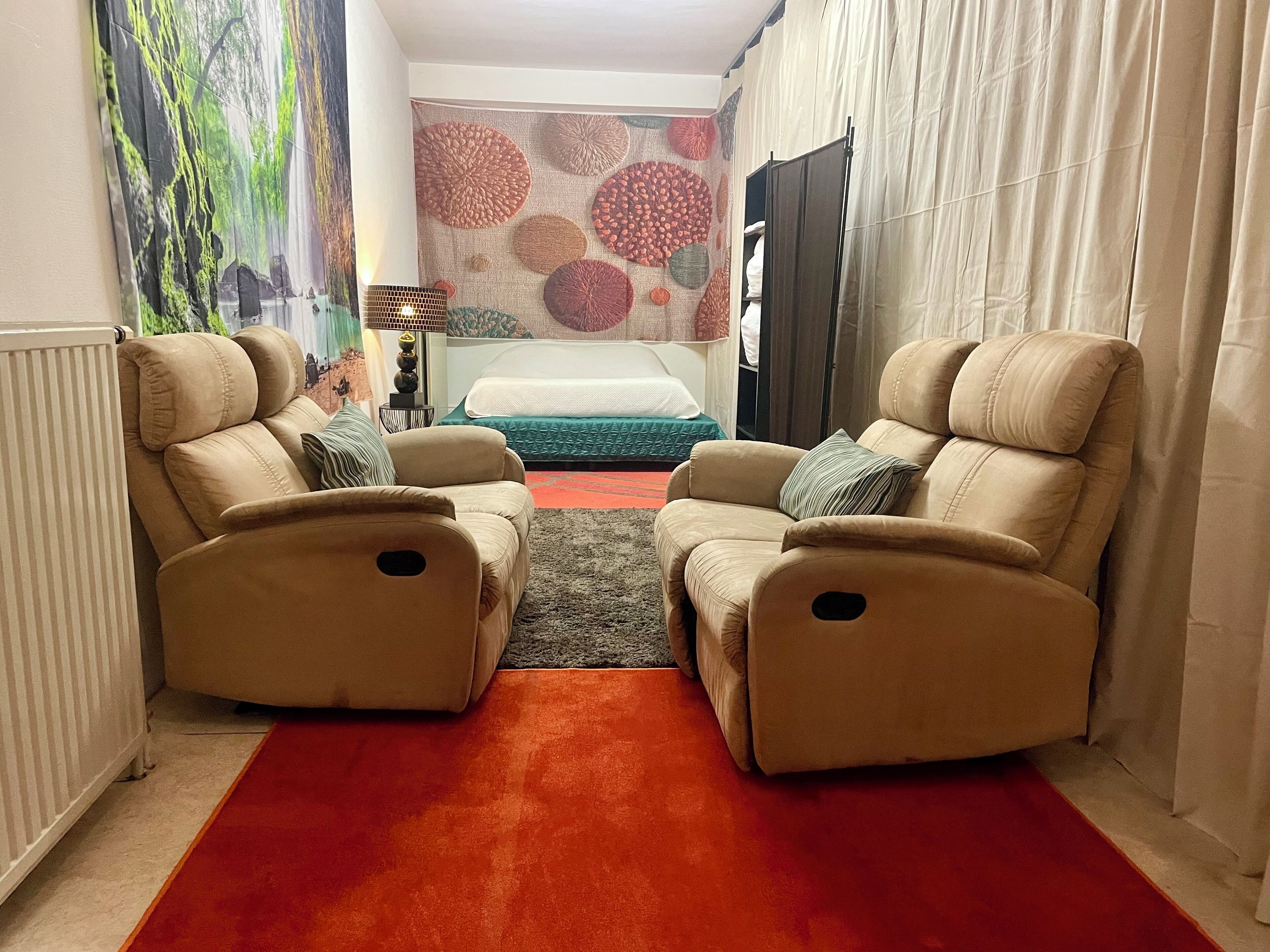 1 habitación, escritorio, tabla de planchar con plancha y cuna de viaje 