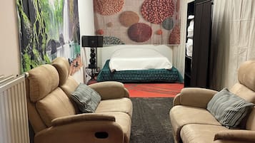 1 sovrum, skrivbord, strykjärn/strykbräda och resesäng