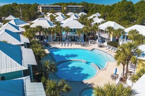 Un complexe hôtelier doté d’une grande piscine centrale, de plusieurs villas pour les clients et d’un vaste espace paysager environnant.