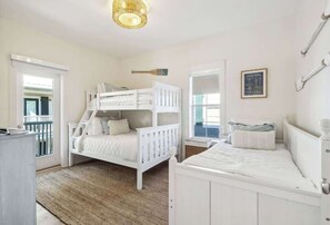 Une chambre avec un lit superposé, un bureau et une chaise.