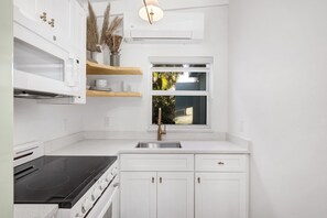 Kylskåp, mikrovågsugn, ugn och brödrost