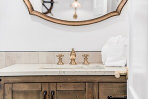 Shower, hair dryer, bidet, towels - Stunning Queen Deluxe Suite close to Beaches, Restaurants, Shopping! (Sanibel)
