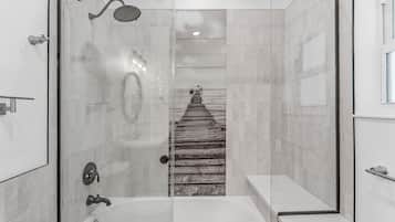 Een haardroger, handdoeken