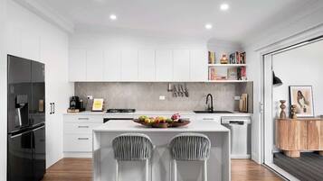 Frigorifero, microonde, forno, piano cottura