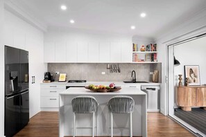 Réfrigérateur, four à micro-ondes, un four, surface de cuisson