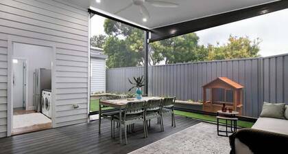 Carrington Cottage | Walk to Cafés, Bars & Harbour