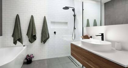 Carrington Cottage | Walk to Cafés, Bars & Harbour