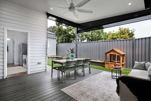 Carrington Cottage | Walk to Cafés, Bars & Harbour