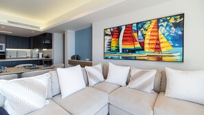 Smart-tv, böcker och en stereo