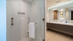 Shower, hair dryer, towels - One 1706-Full Penthouse - New Luxury Resort Overlooking the Majestic Sea of Cortez (Puerto Peñasco)