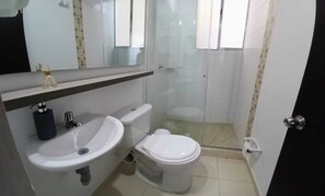 Serviettes fournies, papier de toilette