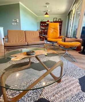 Smart TV - Large luxury apartment that overlooks lake & includes free security parking. (Belconnen)