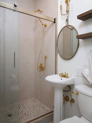 Shower, hair dryer, bidet, towels