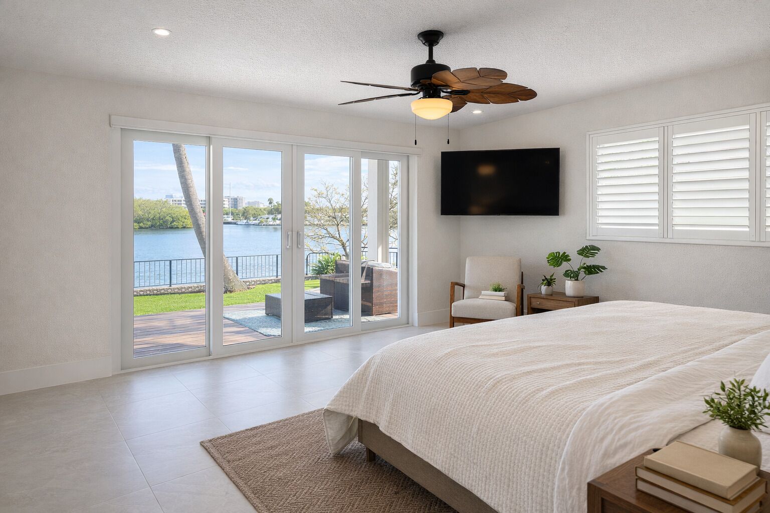 3 soverom, skrivebord, strykejern/-brett og reiseseng for barn