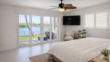 3 soverom, skrivebord, strykejern/-brett og reiseseng for barn