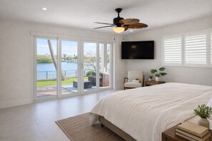 3 soverom, skrivebord, strykejern/-brett og reiseseng for barn