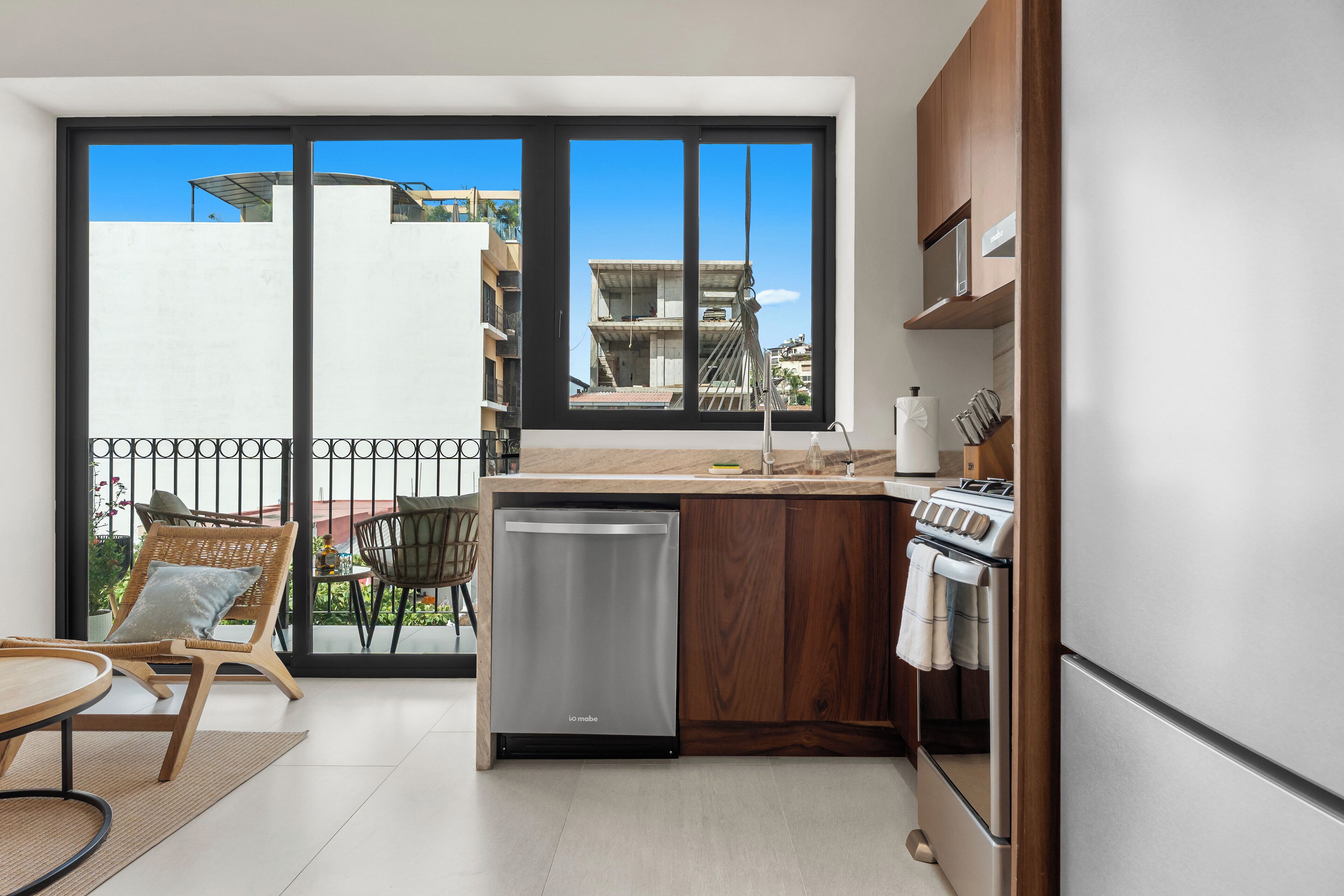 Kitchen & Balcony