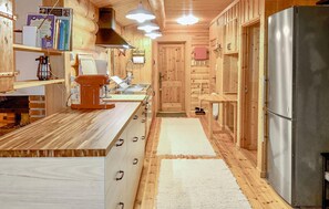 Fridge, oven, stovetop, coffee/tea maker