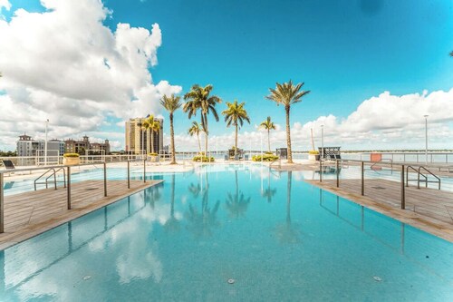 Luxury Waterfront Apartment in Downtown Fort Myers, Pool, Gym & Views