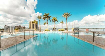 Luxury Waterfront Apartment in Downtown Fort Myers, Pool, Gym & Views