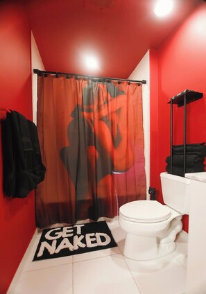 Haartrockner, Handtücher, Seife, Toilettenpapier