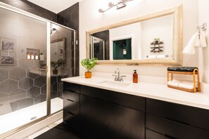 Haartrockner, Handtücher, Seife, Toilettenpapier