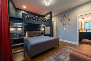 Iron/ironing board, WiFi, bed sheets - The Bluebell - Music City Views, Game Room, 11 Beds! (Nashville)