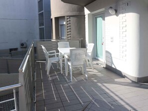 Outdoor dining - Holiday apartment with air conditioning and balcony (Lignano Sabbiadoro)