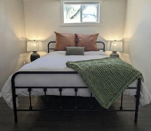 Room - Cozy legal basement apartment close to Fergus and Elora - family friendly! (Fergus)