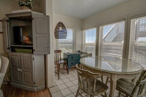 Dining - Cozy 2BR retreat in North Topsail Beach, perfect for relaxing getaways (North Topsail Beach)