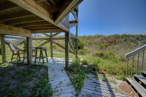 Outdoor dining - Cozy 2BR retreat in North Topsail Beach, perfect for relaxing getaways (North Topsail Beach)